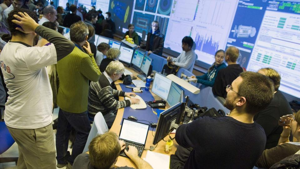 STARTER IGJEN: Her fra forrige start, i desember, den f�rste oppstarten av partikkelreaktoren ved CERN siden 2008. N� skal et nytt eksperiment i gang, og denne gang h�per de � n�rme seg energien ved Big Bang. Men mange er redd fors�ket vil danne et svart hull og sluke jorda. Foto: AP