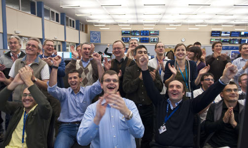 KONTROLLROMMET: LHC - Large Hadron Collider har v�rt operasjonell i noen m�neder. I dag sl�s den p� og kollisjonene starter for f�rste gang. Dette er fra kontrollrommet til CERN i Sveits hvor maskinen satte en rekord i november i fjor ved � aksellerere til nye energiniv�. Foto: AFP/CERN