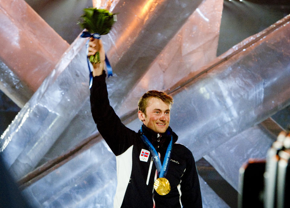 MIDTPUNKT: 60.000 personer s� at Petter Northug tok imot gullmedaljen for fem-mila p� BC Place i natt. Foto: SCANPIX