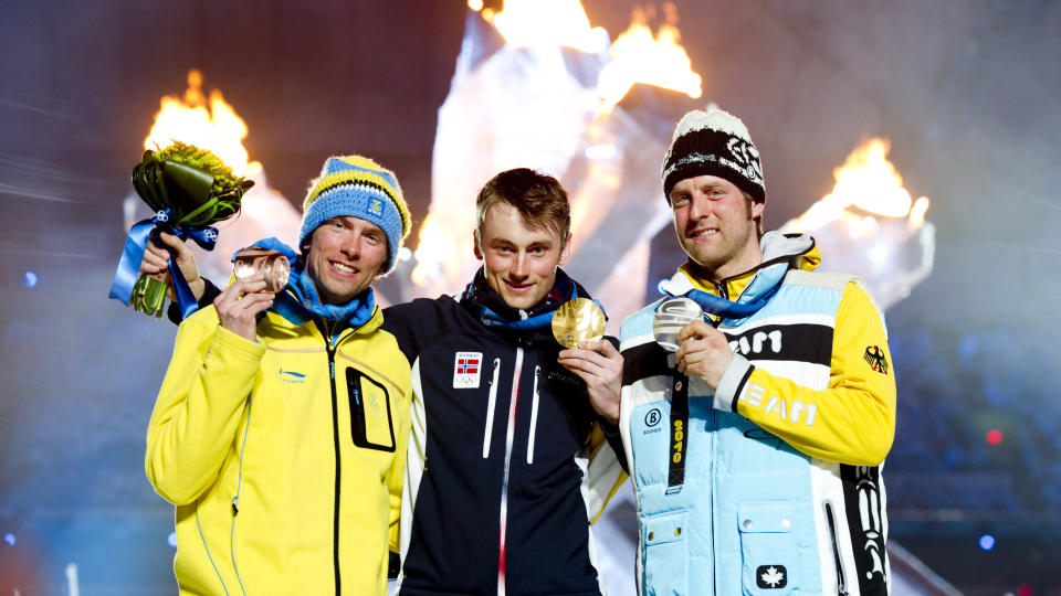 OVER N�: Midt i avslutningsseremonien i BC Place i Vancouver fikk Petter Northug delt utgullmedaljen han tok p� 50 km klassisk langrenn under Vancouver -OL. Tyske Axel Teichmann (th) fikk sin s�lv og svenske Johann Olsson sin bronse. Avisene oppsummerer OL p� hvert sitt vis.
Foto: Heiko Junge / Scanpix