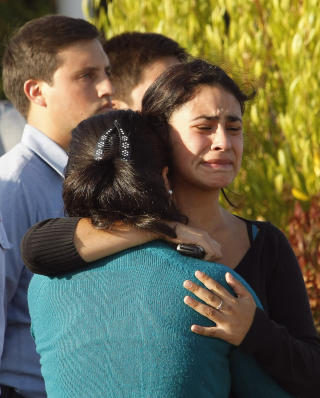 VENTET: Familien til skadde evakuert til fastlandet ventet i Valparaiso.Foto: Eliseo Fernandez/REUTERS