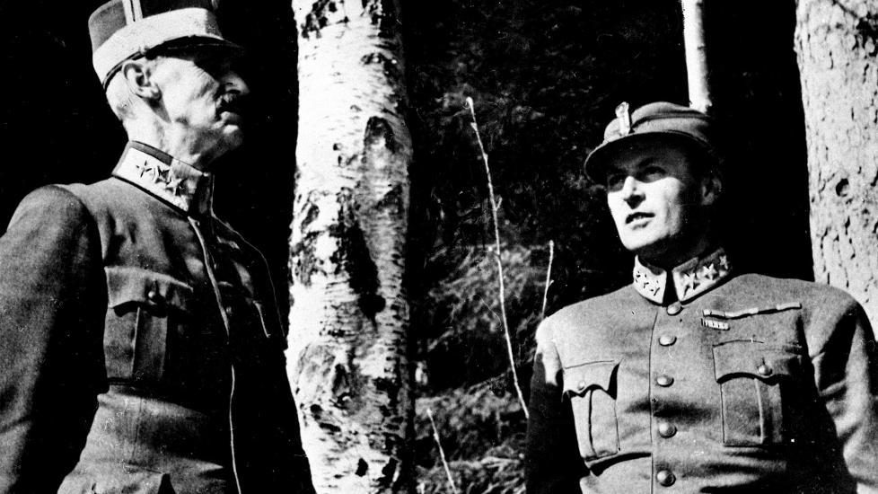 MOLDE 29. APRIL: Krigen har vart i snart tre uker. Kong Haakon VII og kronprins Olav har søkt ly i skogen utenfor Molde. De har vært et ettertraktet mål for bombeflyene gjennom disse tre ukene. Alf R. Jacobsen skriver med innsikt og autoritet om aprildagene 1940. Foto: Per Bratland / NTB arkiv / Scanpix