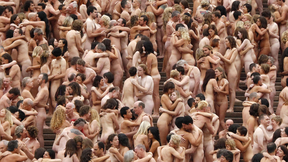 HUTRENDE: Den amerikanske fotografen Spencer Tunick fikk mandag 5200 hutrende mennesker til � kaste kl�rne foran operahuset i Sydney.

Foto: SCANPIX