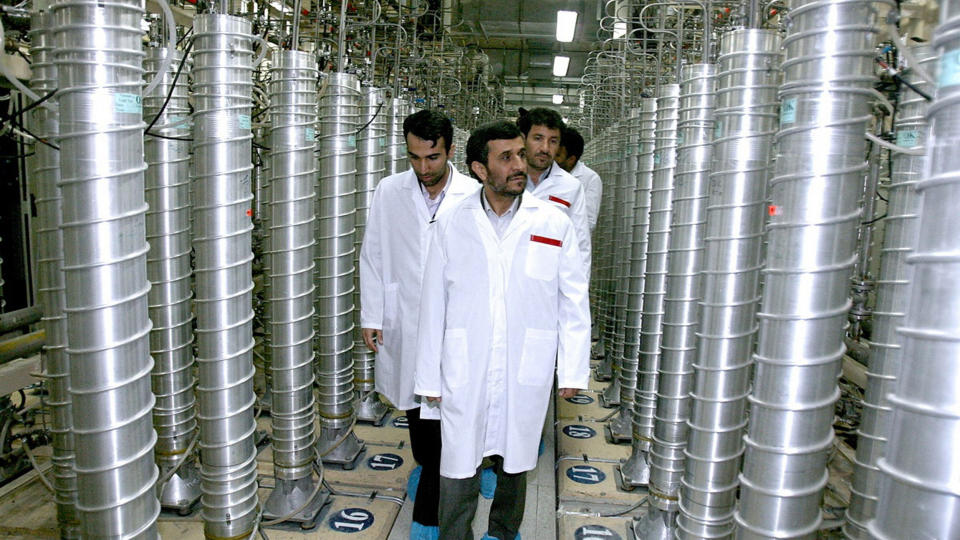 OMG�R REGELVERKET: President Mahmoud Ahmadinejad, her p� inspeksjon hos det kjernefysiske anlegget i Natanz, lurer produsenter til � selge seg utstyr som kan brukes til utvikling av atomv�pen. Foto: AFP/Scanpix