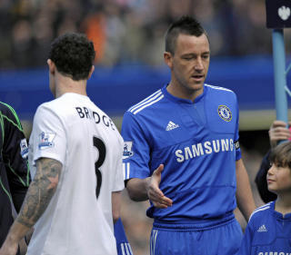 TOMHENDT: Wayne Bridge hilste p� maskoten, ikke Terry. Foto: AFP/OLLY GREENWOOD