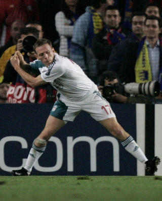 GOLFK�LLE: Bellamy feiret et Liverpool-m�l med et selvironisk golfk�lleslag mot Barcelona i 2007. Foto: AP/Dave Thompson