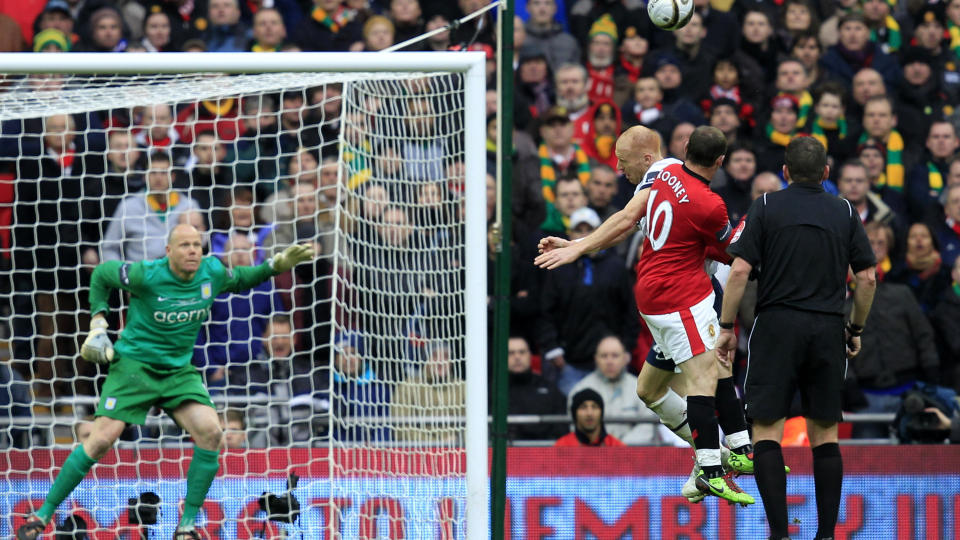 HAR KLAGET I FLERE UKER: Manchester United ville hvile Wayne Rooney p� grunn av spissens kneproblemer. Han kom inn som resevere og her nikker han inn m�tchvinnerm�let. Foto: REUTERS/Eddie Keogh
