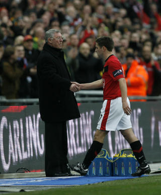 SCORET OG BLE SKADD: Michael Owen utnyttet sin ene sjanse, som kom etter en tabbe fra Villa-stopper Richar Dunne. Her m� han forlate banen med en strekk. Foto: AFP/GLYN KIRK