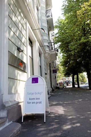 Med eller uten megler: Forbrukerr�det mener et boligsalg gjerne kan gj�res uten megler, men man b�r v�re s�rlig n�ye med � opplyse om alt man vet om. Foto: Morten Holm/Scanpix