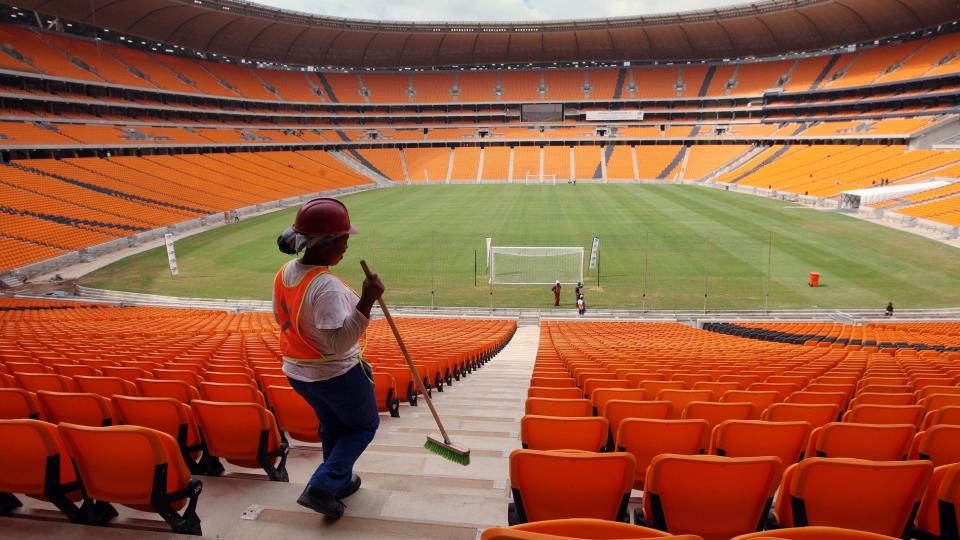 SELGER UOFFISIELLE VM-BILLETTER: I dette stadionet i Johannesburg, S�r-Afrika, skal �rets fotball-VM-finale avgj�res. Norske nettstedet Euroteam har allerede i flere m�neder solgt billetter til arrangementet, til tross for at arrang�ren selv, FIFA, ikke har begynt med det offisielle salget.  Foto: EPA/SCANPIX