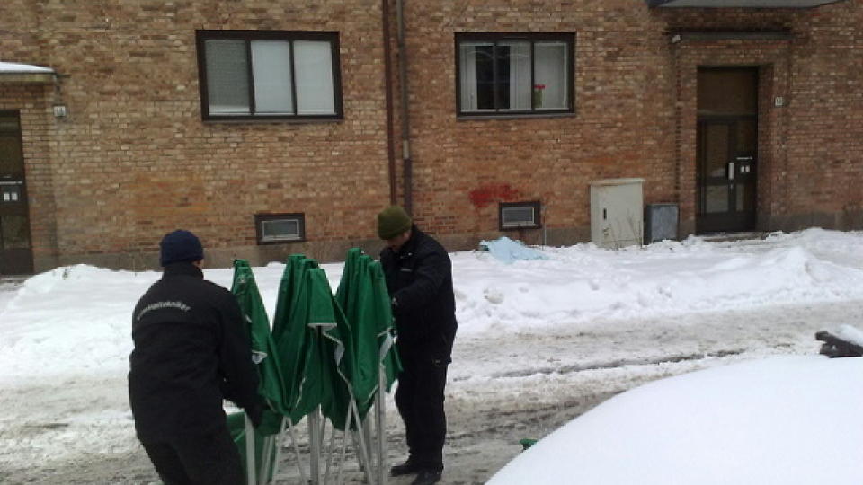 MISTENKELIG D�DSFALL:  En eldre kvinne ble i morges funnet d�d utenfor en boligblokk p� Kampen. Politiet etterforsker d�dsfallet, men ingenting tyder s� langt p� at det er skjedd noe kriminelt. Foto: Jacques Hvistendahl