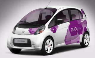 CITRO�N C-ZERO: P� samme m�te som Nissan velger Citroen � konsentrere seg om det brede lag av folket, og n�rmere bestemt byfolket. C-zero er en liten bybil med en liten motor. 64 hester og null til hundre p� 15 sekunder sier kanskje mer praktisk enn spennende, men regn med � se en del C-Zero p� veiene. Ladetiden er seks timer med vanlig 220 volts kontakt og rekkevidden 130 km. 80 % kapasitet oppn�s etter en halvtime i en ladestasjon. Lansering er ventet i siste kvartal i 2010, pris forel�pig ukjent.