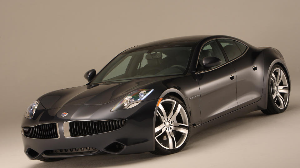 FISKER KARMA: Henrik Fisker, den danske designeren bak biler som Aston Martin DB9 og BMW Z8, kommer med det Fisker omtaler som verdens f�rste luksus-plug-in hybrid, Karma. De fleste vil nok si seg enige i at designet er vellykket, og kombinerer man et vakkert ytre med i overkant av 400 hester, 1300 Nm, og en prislapp p� rundt 1,3 millioner, s� har du en dr�mmefamiliebil for enhver milj�bevisst designjunkie. Den rent elektriske rekkevidden oppgis til 80,5 km, hvoretter en bensinmotor lader batteriene. Alle foto: produsentene