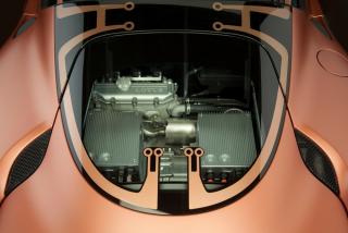 LOTUS EVORA 414E: Milj�sportsbilpioneren Lotus kommer til Gen�ve med konseptet Evora 414E. Som navnet hentyder yter den 414 hester og 590 newtonmeter fordelt p� to elmotorer. Null til hundre p� under fire sekunder og rekkevidde i overkant av 50 km p� ren elkraft. Etter det sl�r en 1,2 liters forbrenningsmotor inn og begynner � lade litiumbatteriene, som �ker rekkevidden til akseptable 480 km. Hvorvidt 414E finner veien til produksjonslinjen vites ikke, men det er sannsynlig.