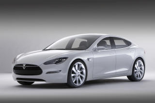 TESLA MODEL S: Model S har en toppfart tett oppunder 200 kilometer i timen og g�r fra null til hundre p� 5,6 sekunder. Og om fartsressursene imponerer er ikke rekkevidden mindre oppl�ftende, 480 km p� en ladning.  Den er for �vrig en fullvoksen familiebil med plass til fem voksne og to barn.  Prisen i USA er oppgitt til 49.900 dollar, eller om lag 300.000 kroner. Den vil nok dessverre bli en del dyrere i Euroutgave. Forvent en pris rundt 500.000,-.