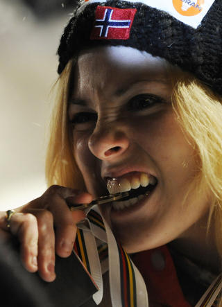 F�RST I KOLLEN: Anette Sagen fikk oppdraget. Her tygger hun p� bronsen fra VM. Foto: Foto: AP/Jens Meyer