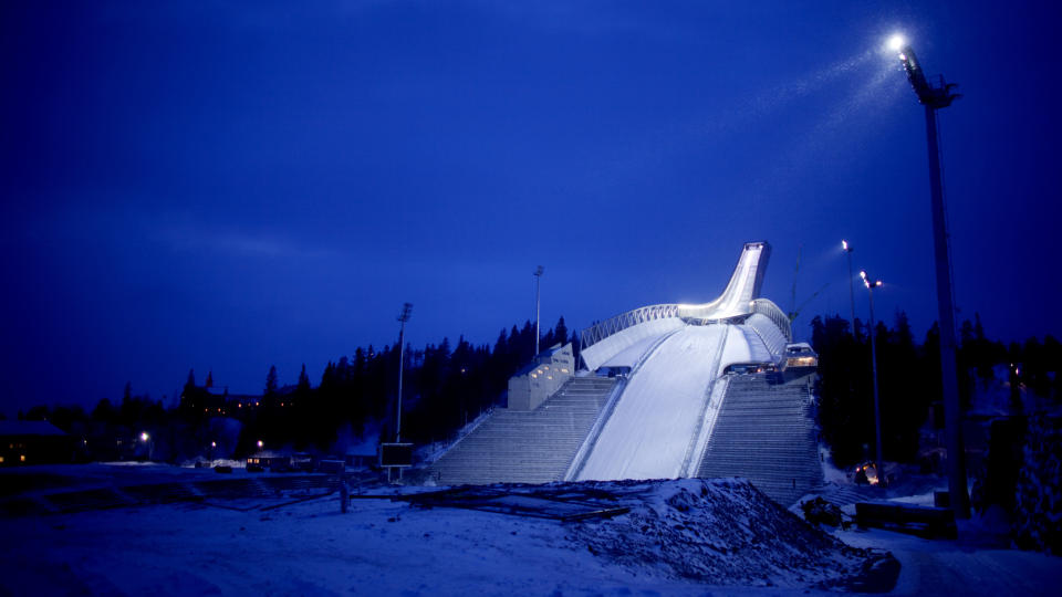 KLAR FOR SVEV:  Flomlysene ble sl�tt p� over den historiske hoppbakken i Holmenkollen i forrige uke, og onsdag setter de f�rste hopperne utfor. 
Foto: Kyrre Lien / Scanpix