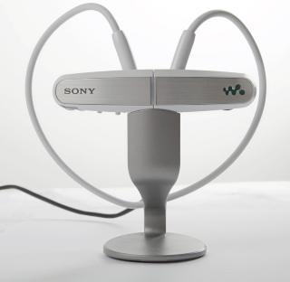P� STATIV: Sony NWZ-W202 leveres med et stativ som den kan st� i n�r den lades.