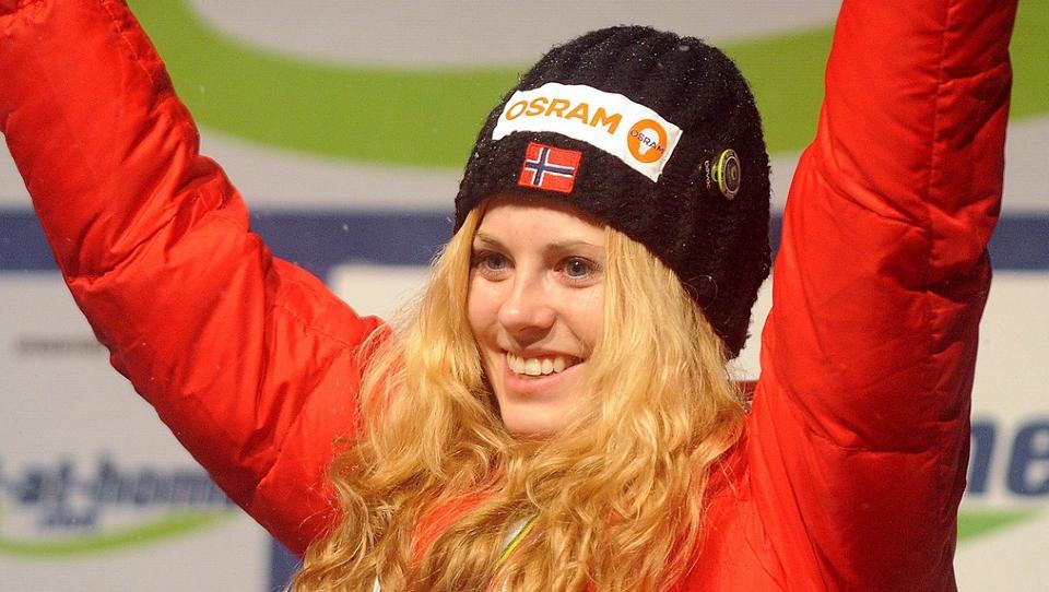 PION�ER: Anette Sagen f�r �ren av � �pne Holmenkollen som hoppbakke, via et svev ned. Foto: EPA/FILIP SINGER