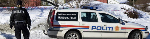 SPERRET AV:  Politiet  har sperret av omr�det rundt huset i Haugesund der to personer ble funnet d�de. 
Foto: Jan K�re Ness / Scanpix