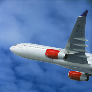 DYRERE SAS krever deg for 400 kroner hver vei n�r du etter 1. april tar med den mer enn en koffert til USA. Hittil har du hatt muligheten to til gratis kofferter inntil 23 kilo. Foto: SAS