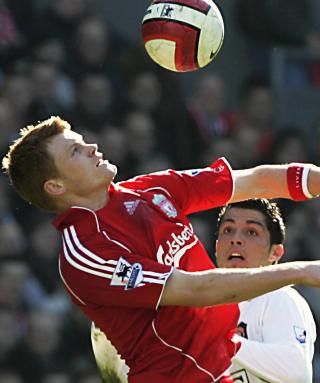 VERDENS BESTE: Riise sier han spiller fotball for � m�te spillere som Ronaldo. Foto: REUTERS/David Moir