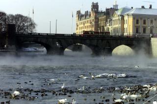 UNDER OPPUSSING: Det kongelige slottet i Stockholm gj�res klar til bryllupsfest. Dette er kongens offisielle residens hvor han holder middager og statsm�ter, men han bor ikke her. Foto: AP/Pressens Bild/Bertil Ericson