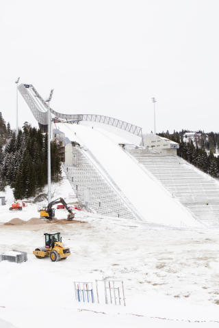 FORTSATT LITT IGJEN: Byggearbeiderne jobber p� spreng for � f� Kollen helt klar til pr�ve-VM.
Foto: Berit Roald / Scanpix