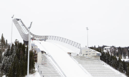 KLAR: Nye Holmenkollen er fin og hvit foran �pningsrennet onsdag. Foto: Berit Roald / Scanpix