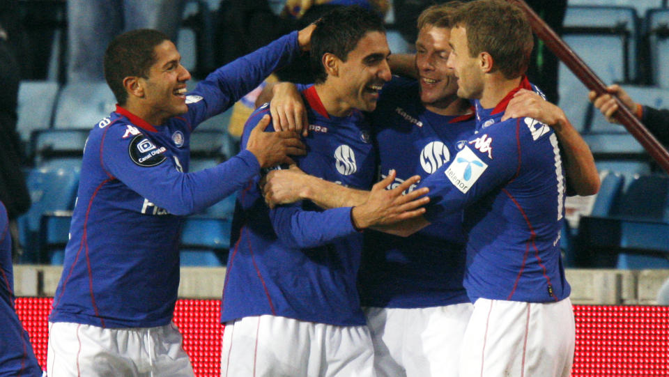 TRE �R TIL: Mohammed Abdellaoue (nummer to fra venstre) kan juble i tre nye sesonger med VIF-gutta. Her etter scoring mot Viking. Foto: Lise �serud/Scanpix
