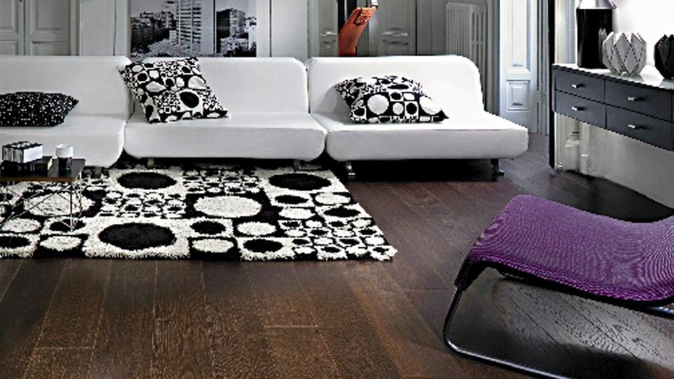 PARKETT: Parkett og laminat er det enkleste du kan legge selv, mener byggevareekspertene vi snakket med. Flere trekker fram parkett som denne fra K�hrs som lett � legge. Foto: Produsenten