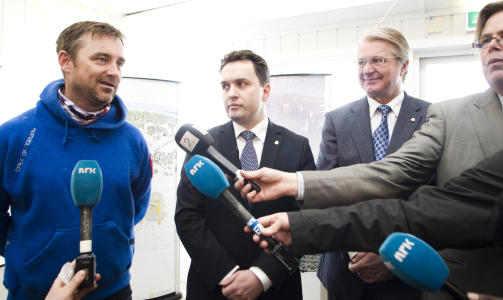 KREVER FORKLARING: Sportssjef p� hopplandslaget, Clas Brede Br�then, smilte bredt sammen med byr�dsleder i Oslo Stian Berger R�sland og ordf�rer Fabian Stang under pressekonferansen i forbindelse med annonseringen av  Anette Sagen som f�rste hopper i den nye Holmenkollbakken. I morges var han ikke like glad.
 
Foto: Berit Roald / Scanpix