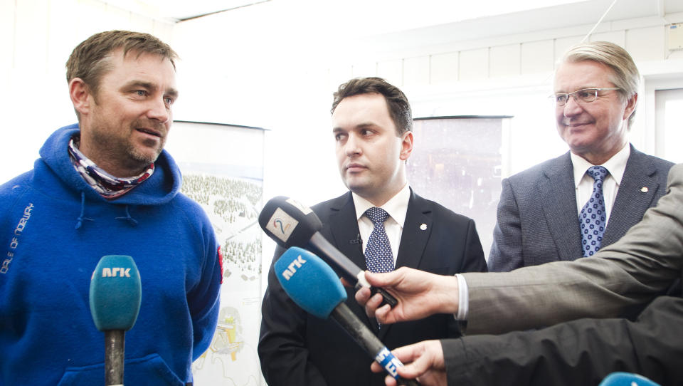 BARE SMIL: F.v.: Sportssjef p� hopplandslaget, Clas Brede Br�then, byr�dsleder i Oslo, Stian Berger R�sland og ordf�rer Fabian Stang var stolte over � dele ut �re til Anette Sagen under pressekonferansen som ble avholdt i Bes�kssenteret i VM-huset i Holmenkollen i dag.
 


Foto: Berit Roald / Scanpix