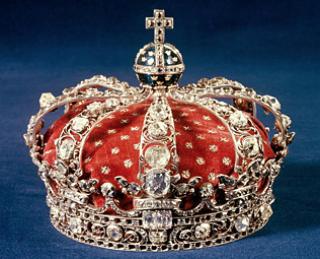DRONNINGKRONEN: Det finnes to dronningkroner blant Sveriges riksregalier. Dette er den som er tilegnet dagens dronning, regentgemal Silvia. Kronen ble laget til kroningen av Lovias Ulrika i 1751. Hun beordret siden de 40 diamantene fjernet og erstattet med bergkrystall for � f� r�d til et statskupp. Diamantene er p� plass igjen n�. Foto: Det kungliga slott/Alexis Daflos