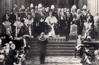 �PNINGEN AV RIKSDAGEN 1905: Oscar med kronen p� hodet sammen med familiemedlemmer. Kommende prins Daniels aktuelle krone sitter p� hodet til prins Wilhelm, nummer to fra venstre. Foto: WIKIMEDIA