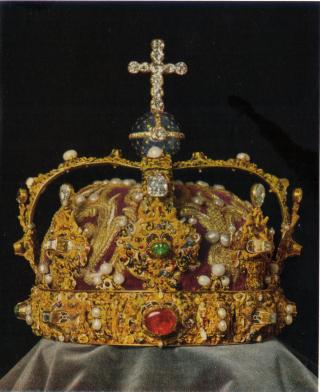 KONGEKRONEN: Sveriges kongekrone ble laget til kroningen av Erik XIV i 1561. Den veier 1.7 kilo. Ogs� den norske l�ven er med i utsmykningen, sammen med Danmarks tre leoparder. Kronen er i 23 karats gull. Denne blr Victorias n�r hun blir regent. Foto: WIKIMEDIA