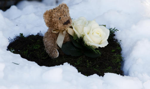MINNES �TTE�RING:  Utenfor huset der �tte�ringen og faren ble funnet d�de, er det i dag blitt lagt ut blomster, kosedyr og tegninger. Foto: Scanpix
