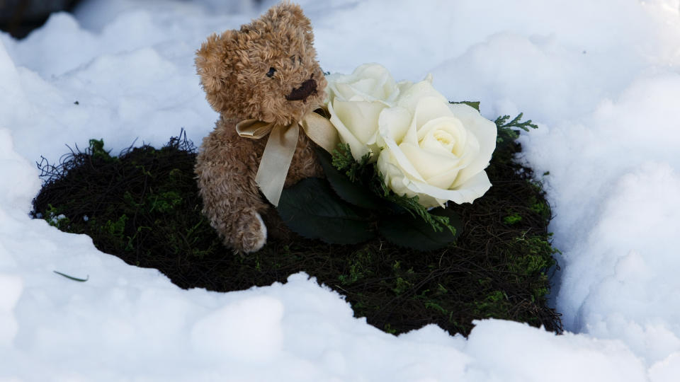 FUNNET D�DE: Blomster og en teddybj�rn utenfor huset i Haugesund der to personer ble funnet d�de mandag. 
Foto: Jan K�re Ness / Scanpix