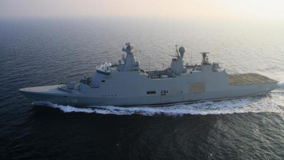 SENKET PIRATER: Det danske flaggskipet HDMS Absalon senket et piratskip utenfor Somalia i g�r. Foto: Det danske sj�forsvaret