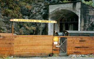 PANTSATT FOR TO MILLIONER: Inngangen til MC-klubben Renegades som er til opptakspr�ve i Hells Angels.