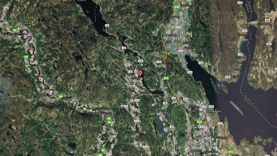  En mann i 50-�ra er fraktet til sykehus etter et takras p� Hof i Vestfold. P�r�rende fant mannen ved � lytte etter ringetonen fra mobilen. Kart: GOOGLE