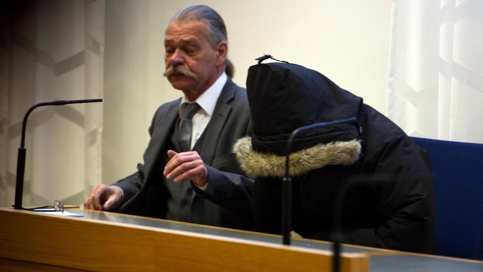 SKJULER ANSIKTET: En 33 �r gammel svensk kvinne er siktet for � ha kvalt sin egen mor med en plastpose. Her fotografert ved siden av forsvarer Olof Larsson under fengslingsm�te i dag. Foto: Roger Vikstr�m/Expressen