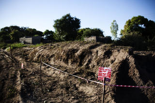 ADVARSLER: Minebelagte omr�der ligger midt i �krene til b�nder i Mosambik. Foto: Sigurd Fandango