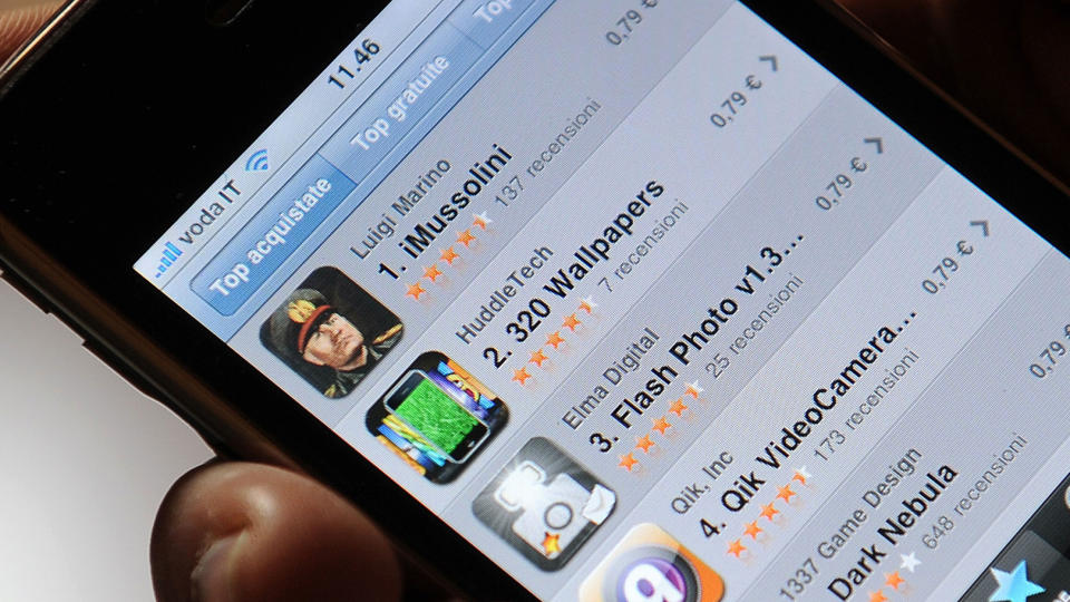 SAMME VEI SOM MUSSOLINI: I likhet med Italias mest popul�re iPhone-program, iMussolini, er applikasjoner som byr p� bilder av lettkledde kvinnekropper n� fjernet fra Apples programvarebutikk App Store. Foto: SCANPIX