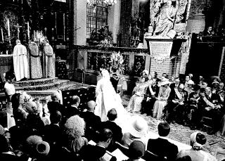 KRONENE VAR P� PLASS: Kongeparets bryllup i Storkyrkan i 1976. Kronene var satt frem p� hver sin side av alteret. Kongekronen skimtes til h�yre for prestene. Foto: Dagbladet