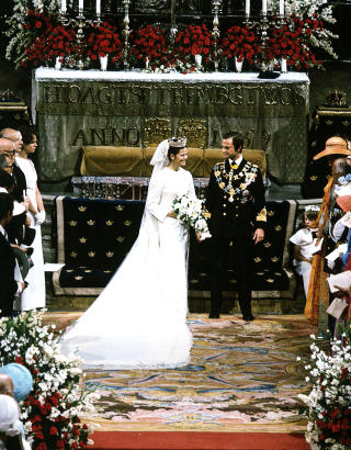 EN KONGE GIFTET SEG: Carl Gustav var allerede konge da han giftet seg med Silvia. Her ses dronningkronen til venstre og kongekronen til h�yre. Foto: SCANPIX