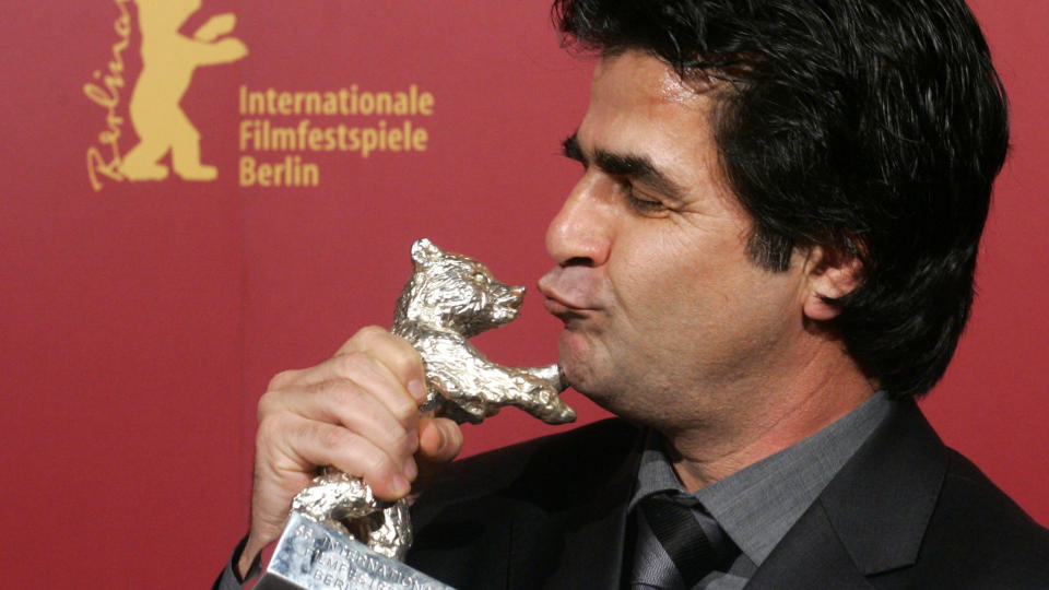 ARRESTERT: Regiss�r Jafar Panahi ble hentet i sitt eget hjem. Her poserer han med s�lvbj�rnen han vant for �Offside� i Berlin i 2006. FOTO: SCANPIX/AP