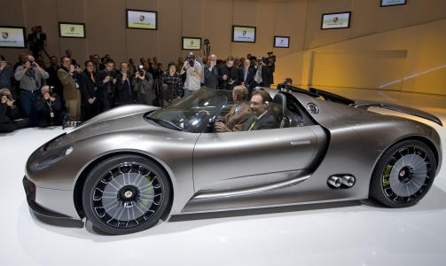 STOLT SJEF: Porsche-sjef Michael Macht viste frem Porsche 918 Spyder hybrid i g�r kveld. Foto AP/ Martin Meissner