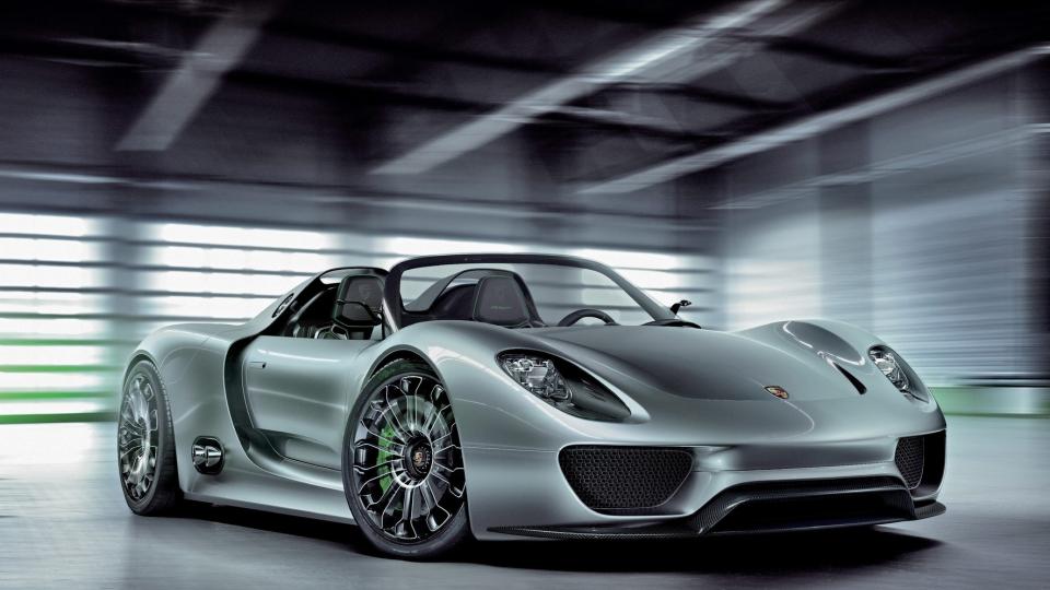 SUPERLAVT FORBRUK: Porsches hybridbil bruker bare 0,3 liter p� mila og har et utslipp p� 70 gram CO2 per km. Foto: EPA/Porsche AG