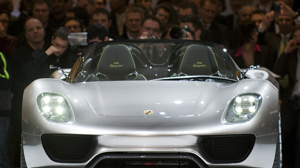 HYBRIDPORSCHE: Porsche 918 Spyder hybrid ble presentert under et arrangement i regi av Volkswagen i g�r kveld.  Foto: AP /Martin Meissner